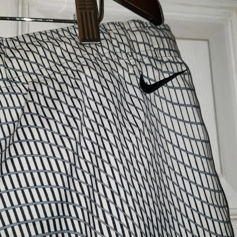 Nike Mens Swim Trunks Large Black White Geometric Grid Mesh Lined‎ Board Shorts